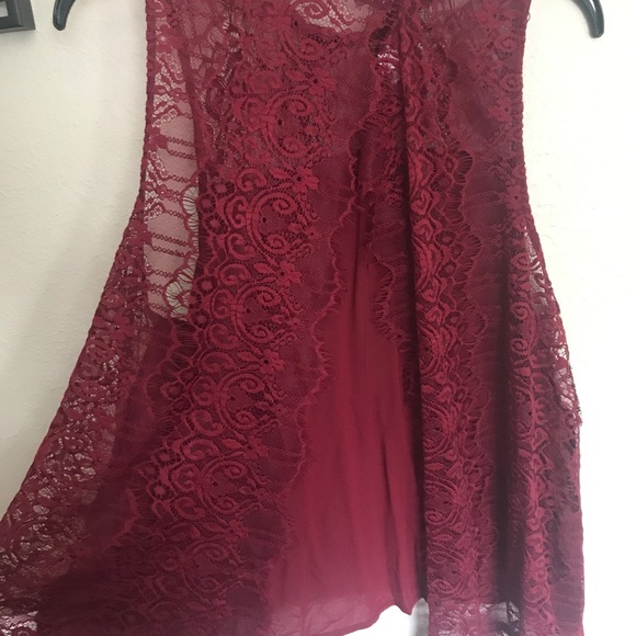 Lacy Maroon tank top - Picture 2 of 3